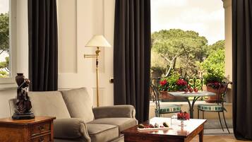 Junior-Suite, Terrasse | Wohnbereich | 42-Zoll-LED-Fernseher mit Satellitenempfang, Fernseher, Pay-TV