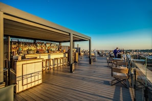 Bar sur le toit, restauration en plein air, ouvert tous les jours
