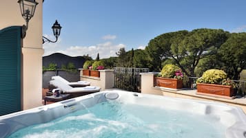 Villa Borghese Suite Terrace | Private spa tub