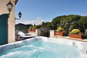 Villa Borghese Suite Terrace | Bañera de hidromasaje privada