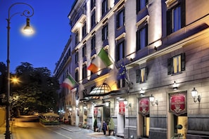 A hotel entrance with flags, a well-lit facade, and a street view. - Hotel Splendide Royal - The Leading Hotels of the World (Rome)