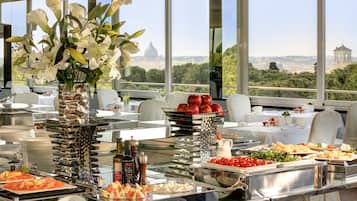 Petit déjeuner buffet (38.50 EUR par personne)