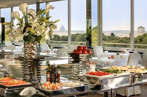 Sarapan bufet setiap hari (EUR 38.50 seorang) 