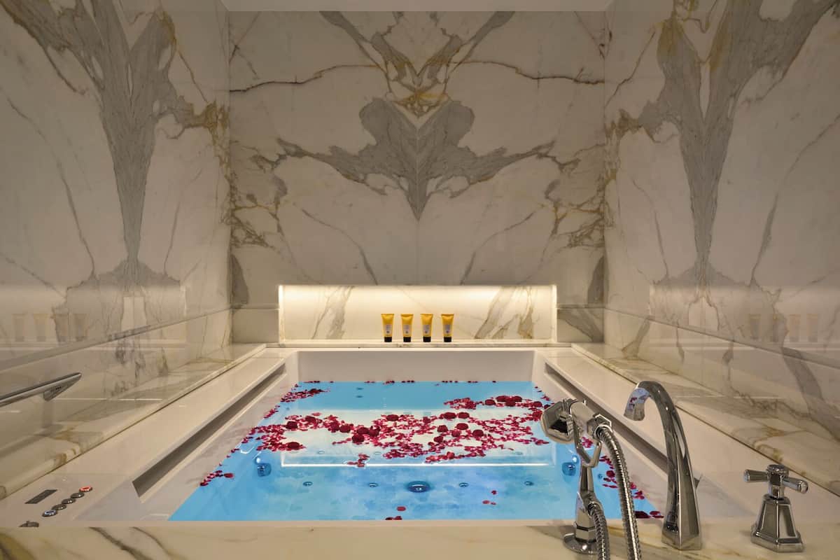 Penthouse Jacuzzi Suite | Baño | Tina con regadera y regadera tipo lluvia