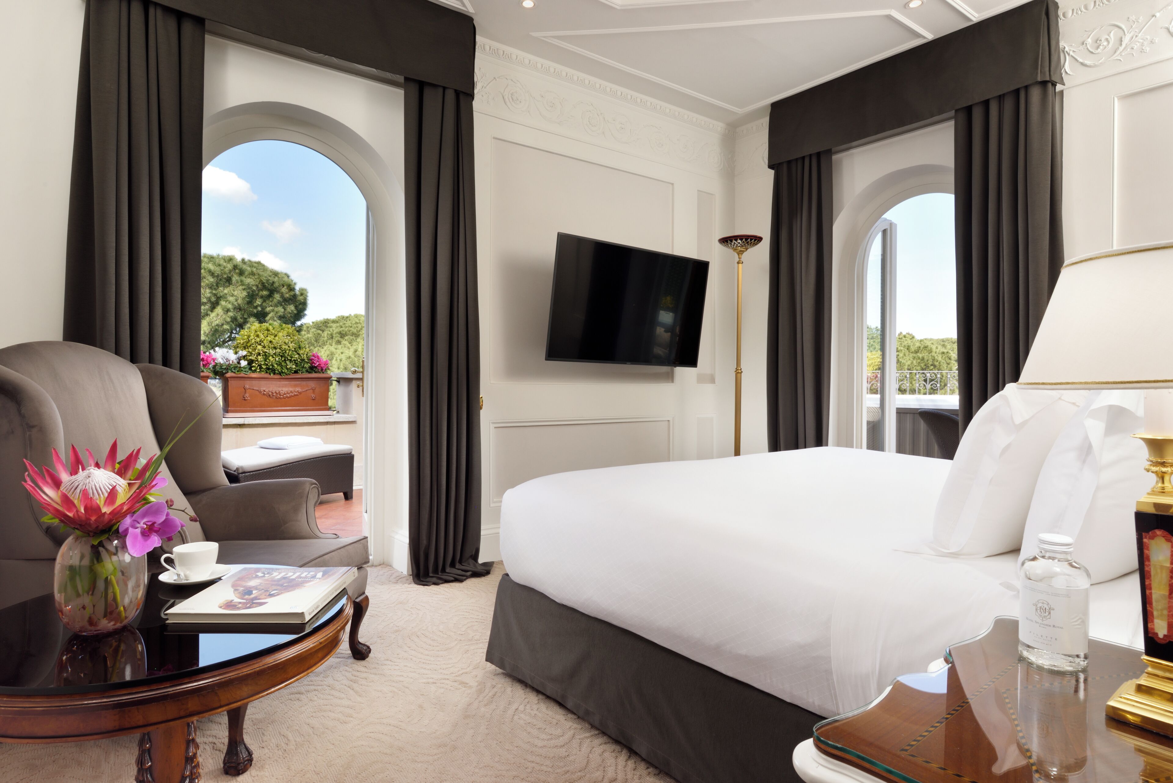 Villa Borghese Suite Terrace | Bettwäsche aus ägyptischer Baumwolle, hochwertige Bettwaren, Minibar