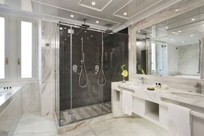 Habitación Deluxe | Baño | Ducha y bañera combinadas y cabezal de ducha tipo lluvia