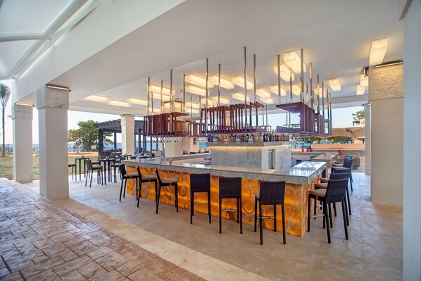 9 bars/lounges