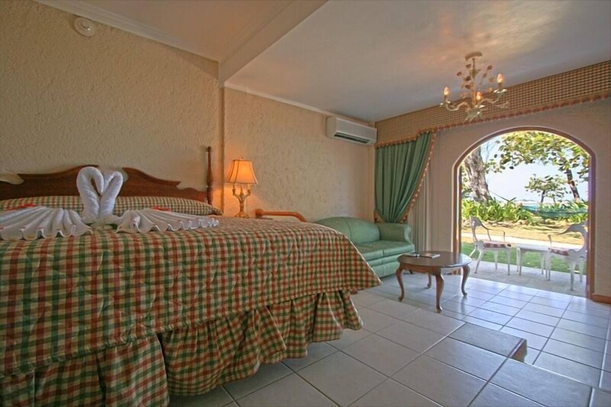 Deluxe Studio Suite, Beachfront (Cove) | Minibar, in-room safe