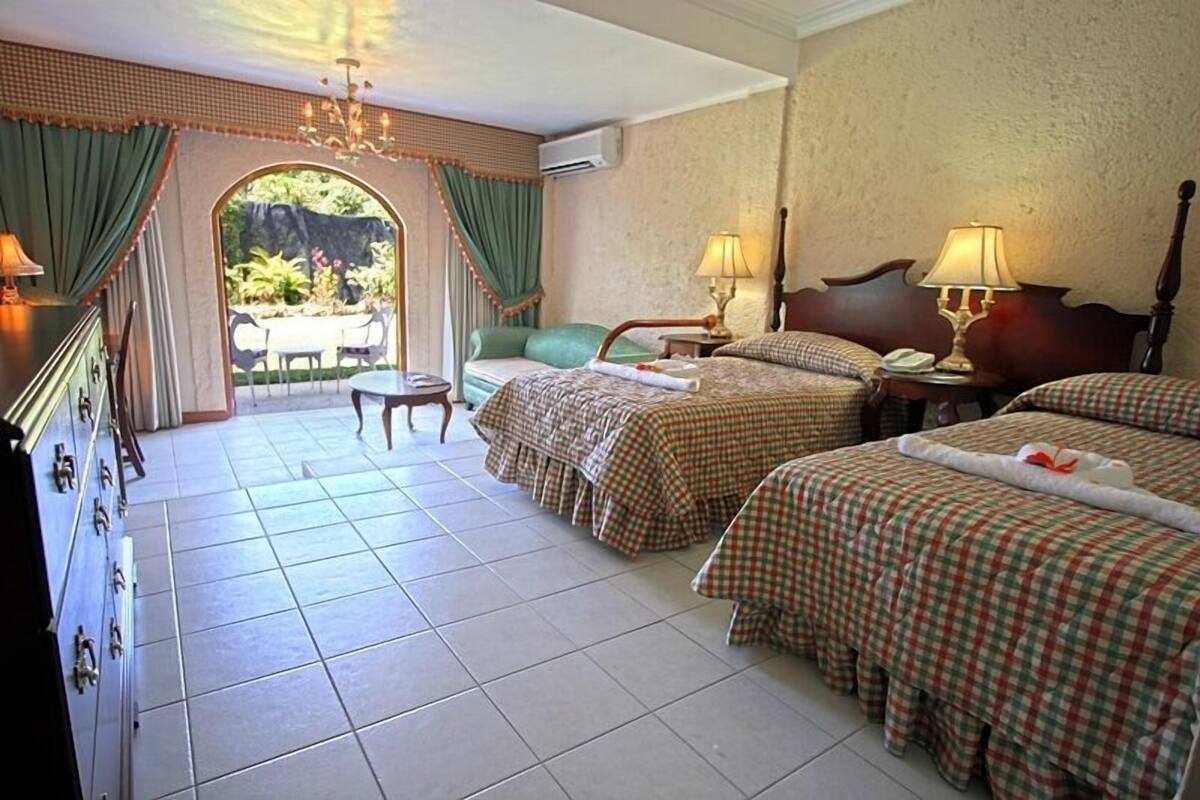 Deluxe Studio Suite, Ocean View | Minibar, in-room safe