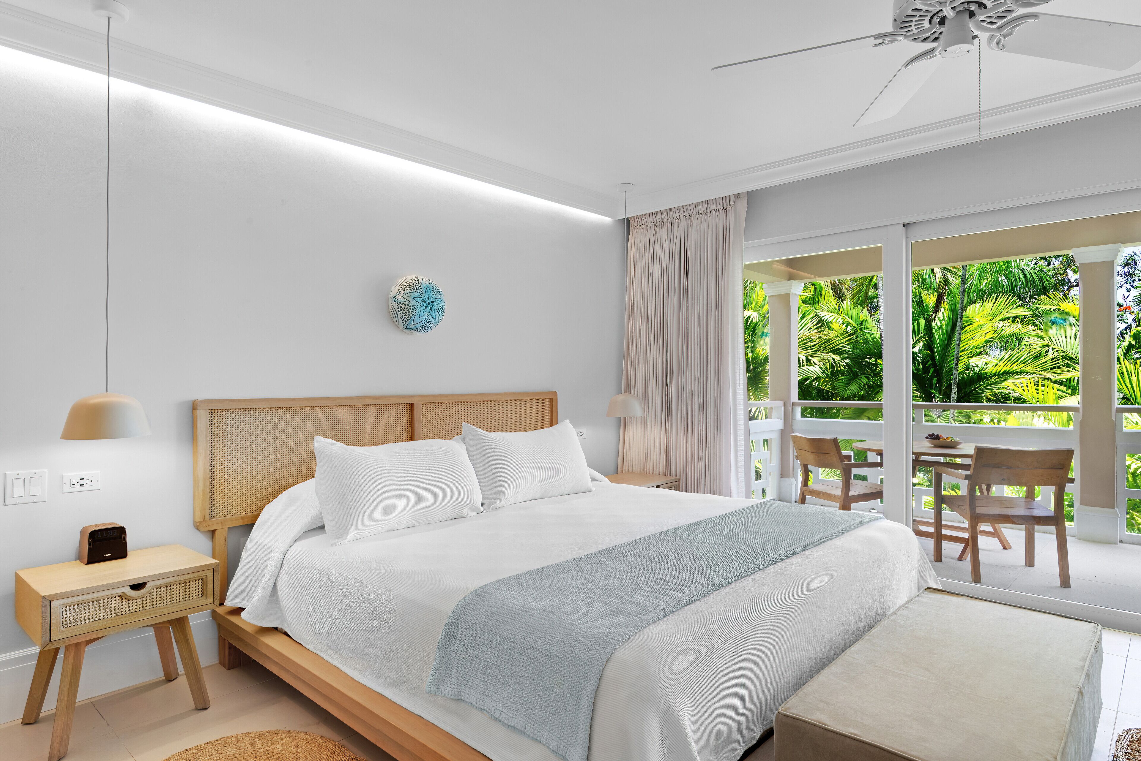 Luxe beddengoed, een minibar, een kluis op de kamer
