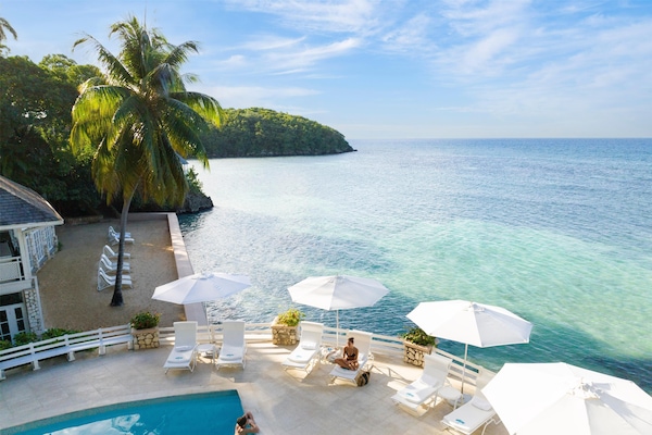 Private beach, white sand, beach towels, scuba diving