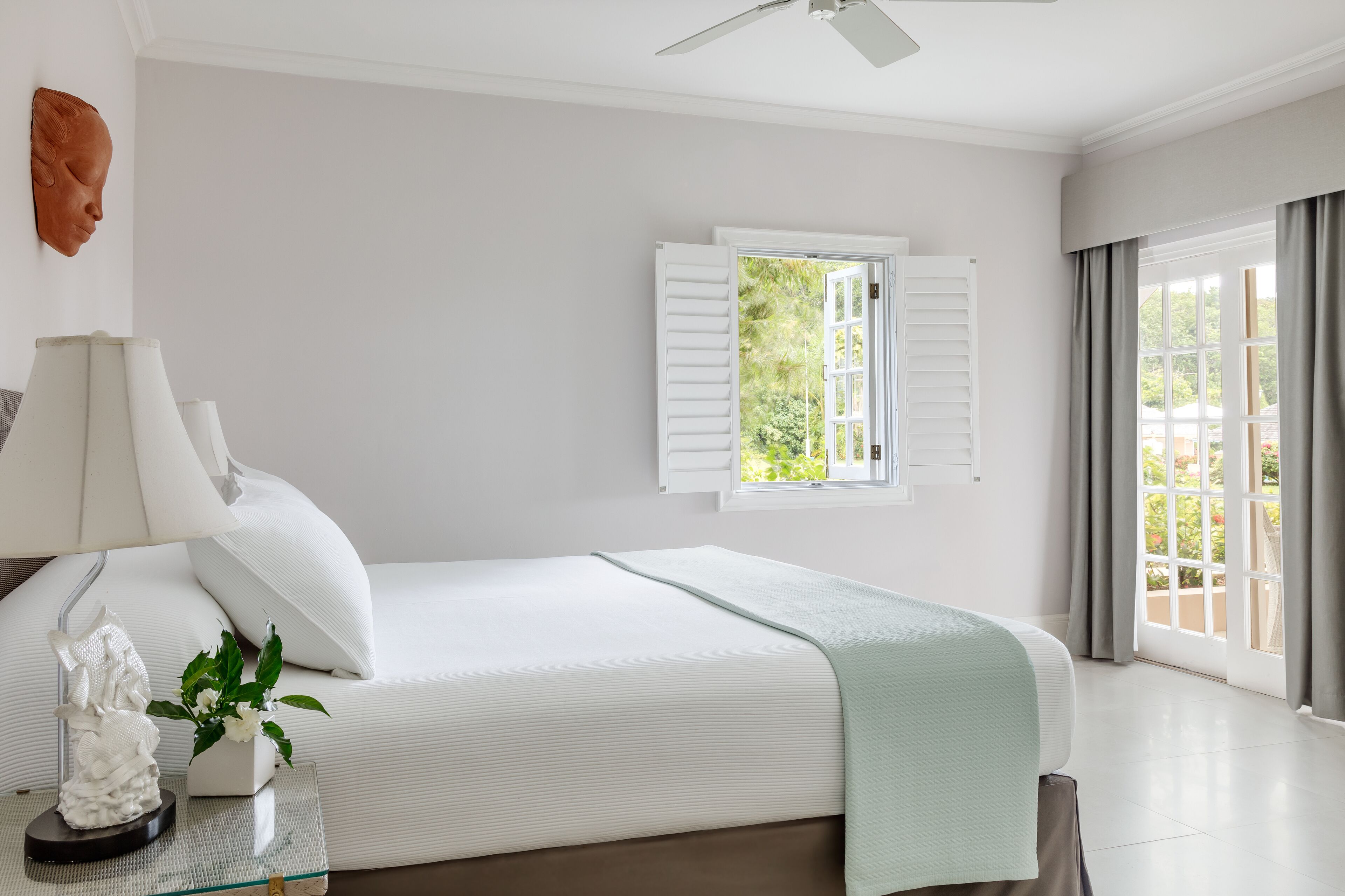 Luxe beddengoed, een minibar, een kluis op de kamer