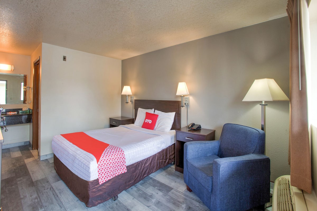 Zimmer, 1 Queen-Bett | Schreibtisch, Bügeleisen/Bügelbrett, kostenloses WLAN, Bettwäsche