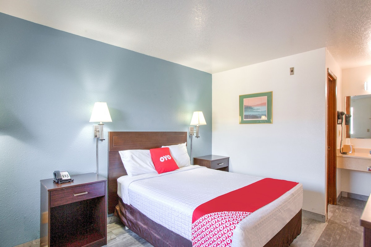Desk, iron/ironing board, free WiFi, bed sheets