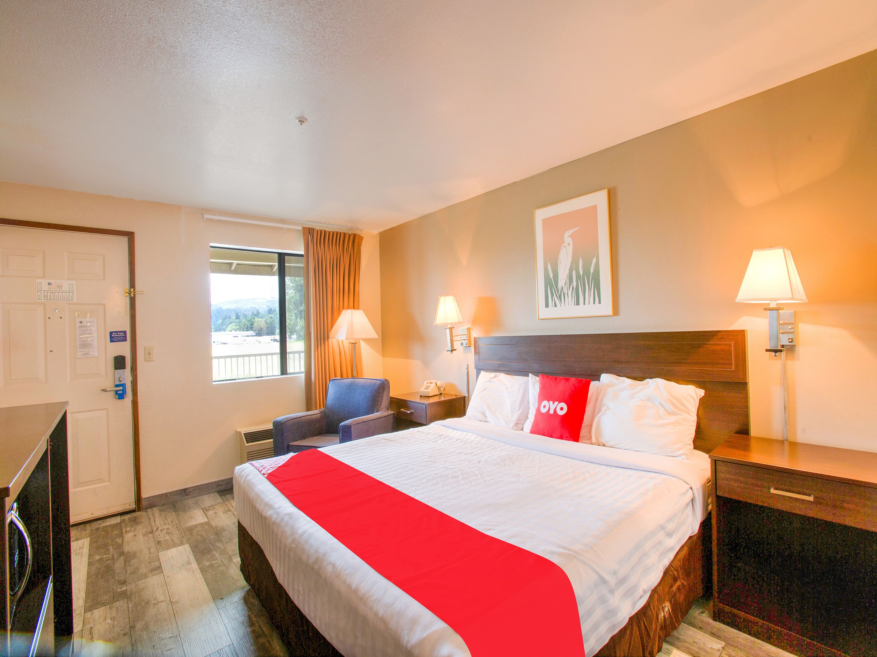 Kamer, 1 kingsize bed | Een bureau, een strijkplank/strijkijzer, gratis wifi, beddengoed