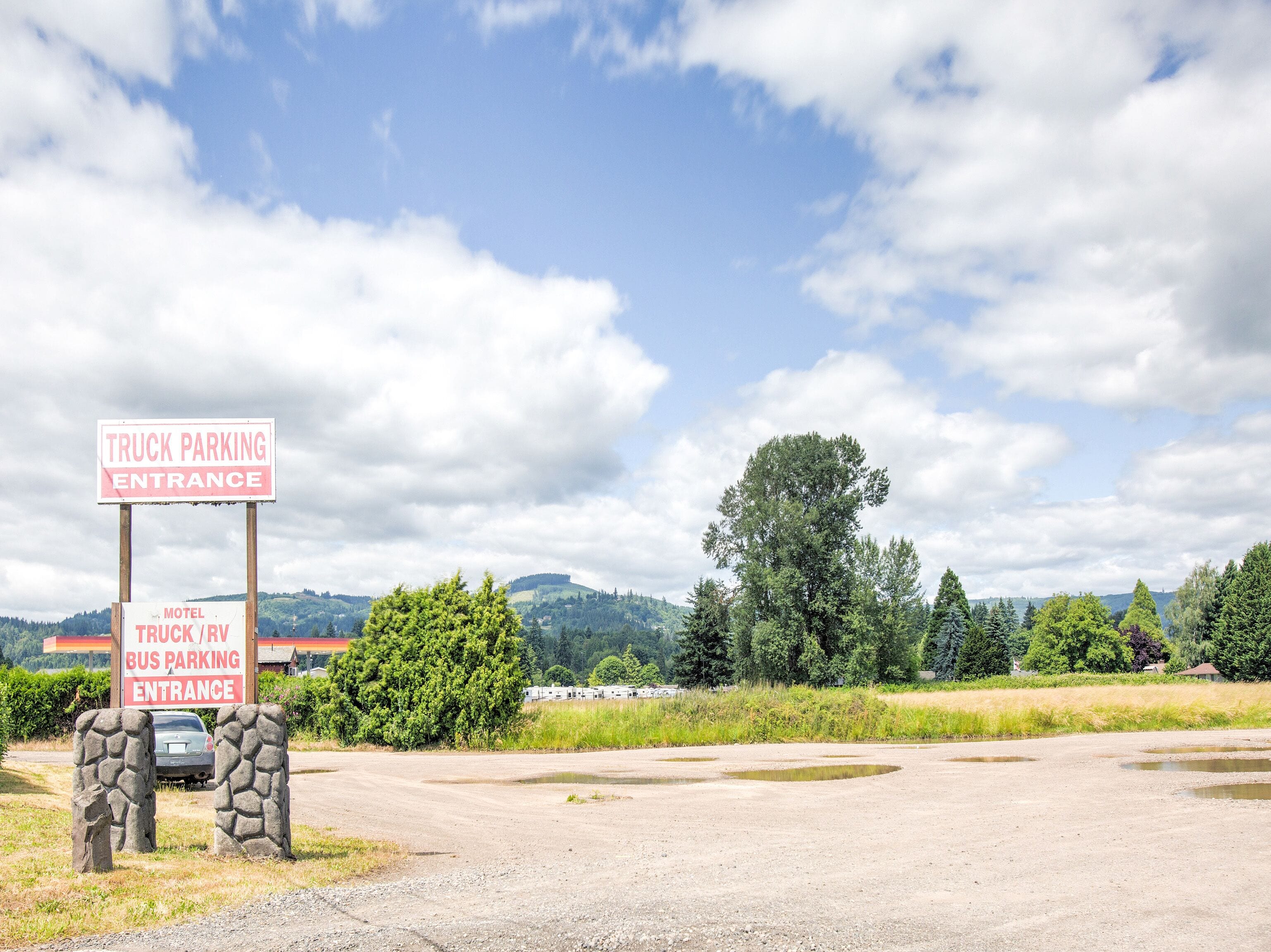 Ein Motel mit Parkplatz für Lastwagen und Wohnmobile.
