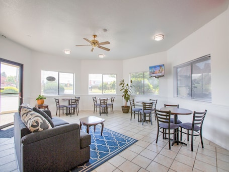 Sala de estar en el lobby. OYO Woodland Hotel and Suites