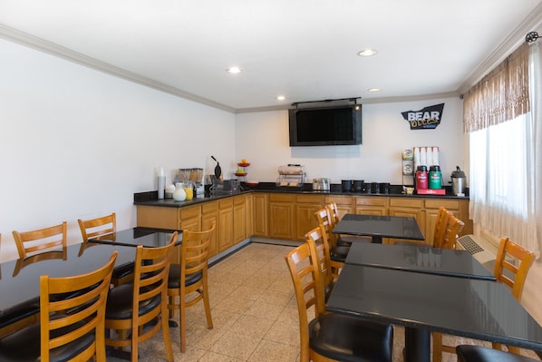 Free continental breakfast  - Travelodge Salinas (Salinas)