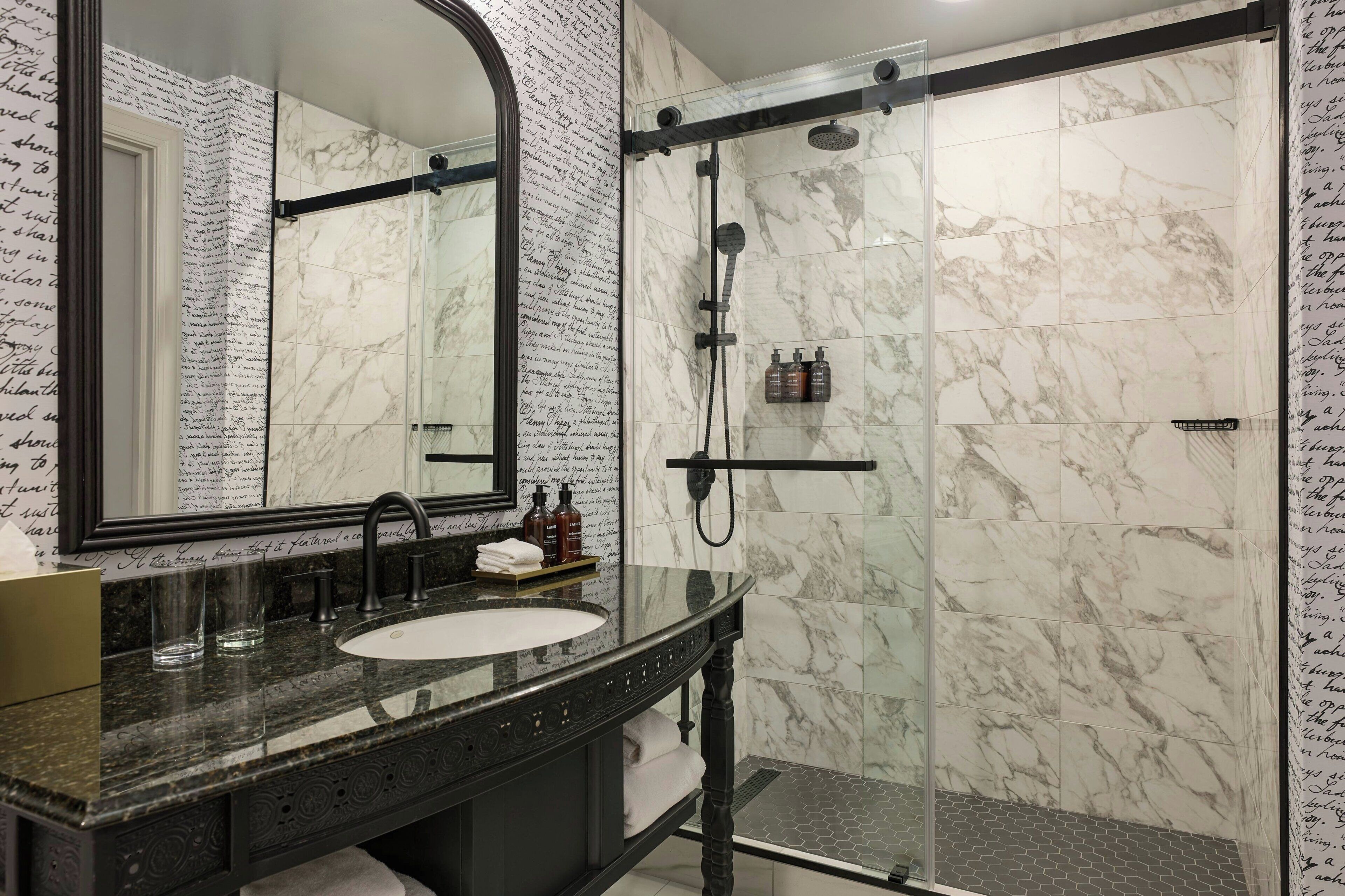 Ensemble douche/baignoire, articles de toilette de luxe, sèche-cheveux