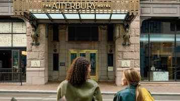 Exterior del Hotel Atterbury, con una fachada clásica, una entrada destacada y una placa con la dirección.