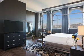 Premium bedding, down comforters, pillowtop beds, in-room safe - Renaissance Pittsburgh Hotel (Pittsburgh)