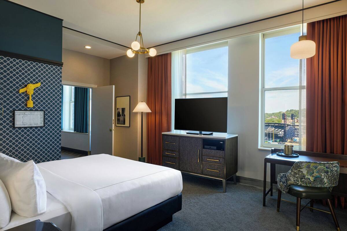 Concierge Lounge Access, Room 1 King Bed, Partial River View | Premium bedding, down comforters, pillowtop beds, in-room safe