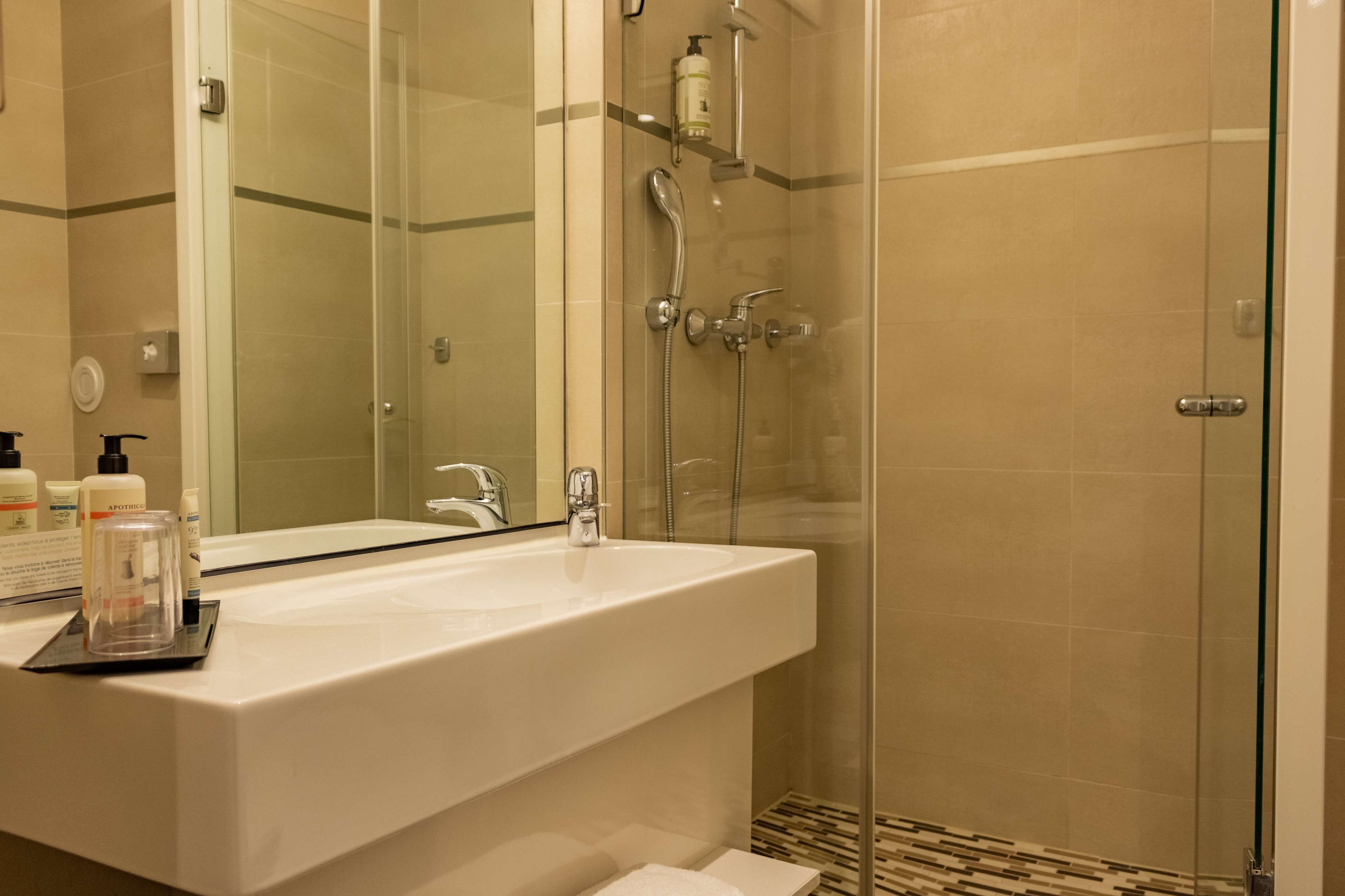 comfort room, 1 queen bed, non smoking | bathroom | free toiletries, hair dryer, towels