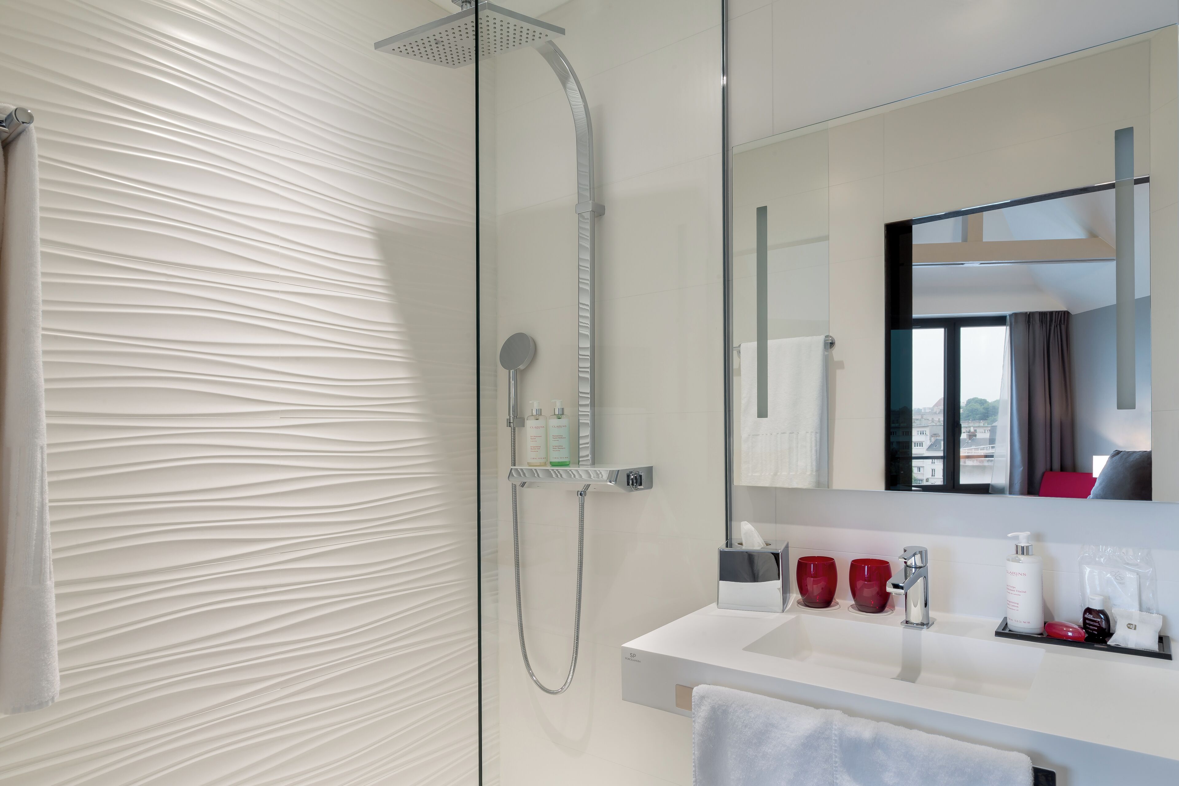 executive room, 1 queen bed, non smoking | bathroom | free toiletries, hair dryer, towels