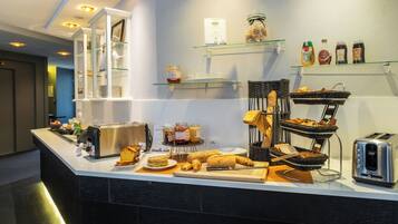 Se ofrece un desayuno bufé (18 EUR por persona)