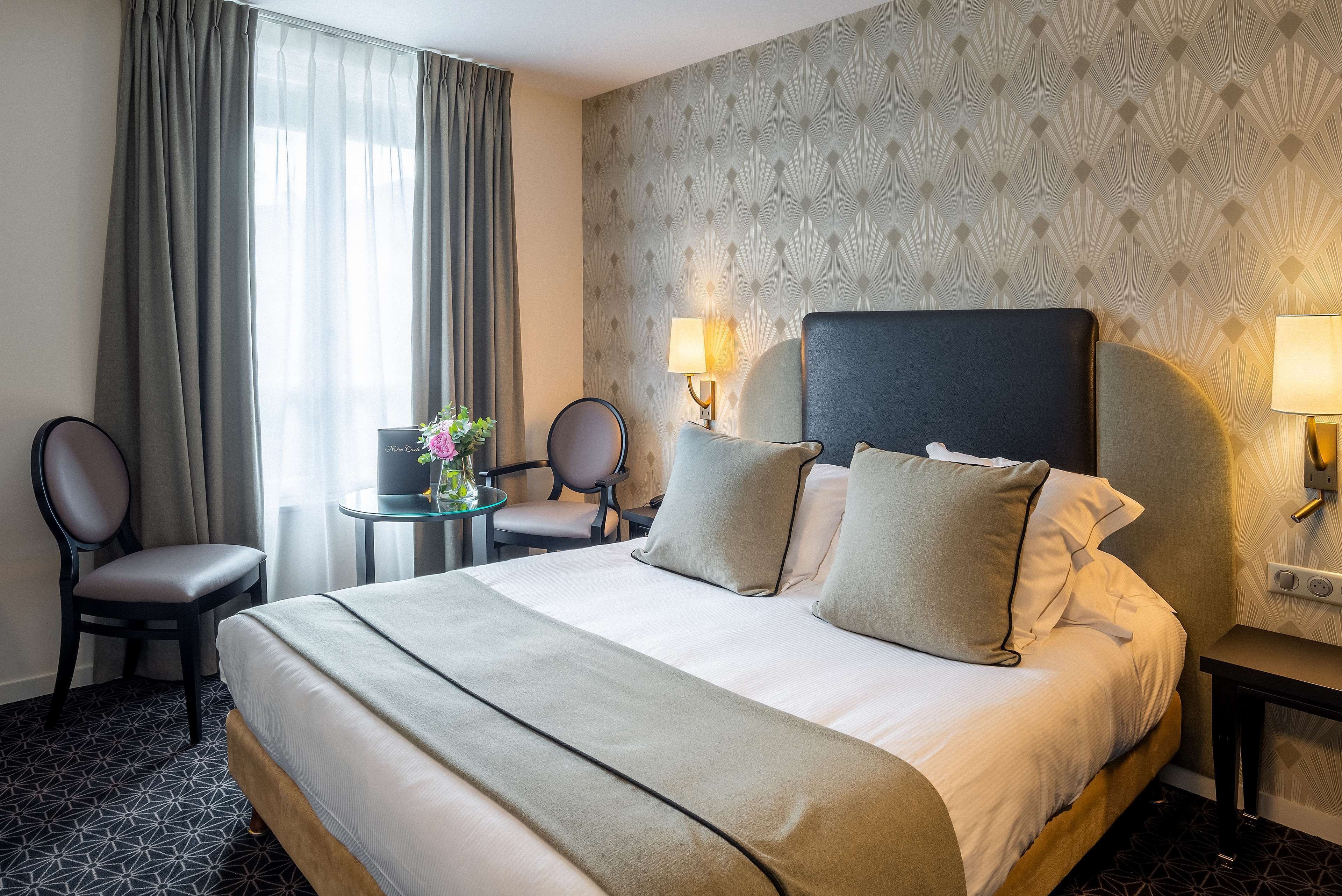 comfort room, 1 queen bed, non smoking | premium bedding, minibar, in-room safe, individually decorated