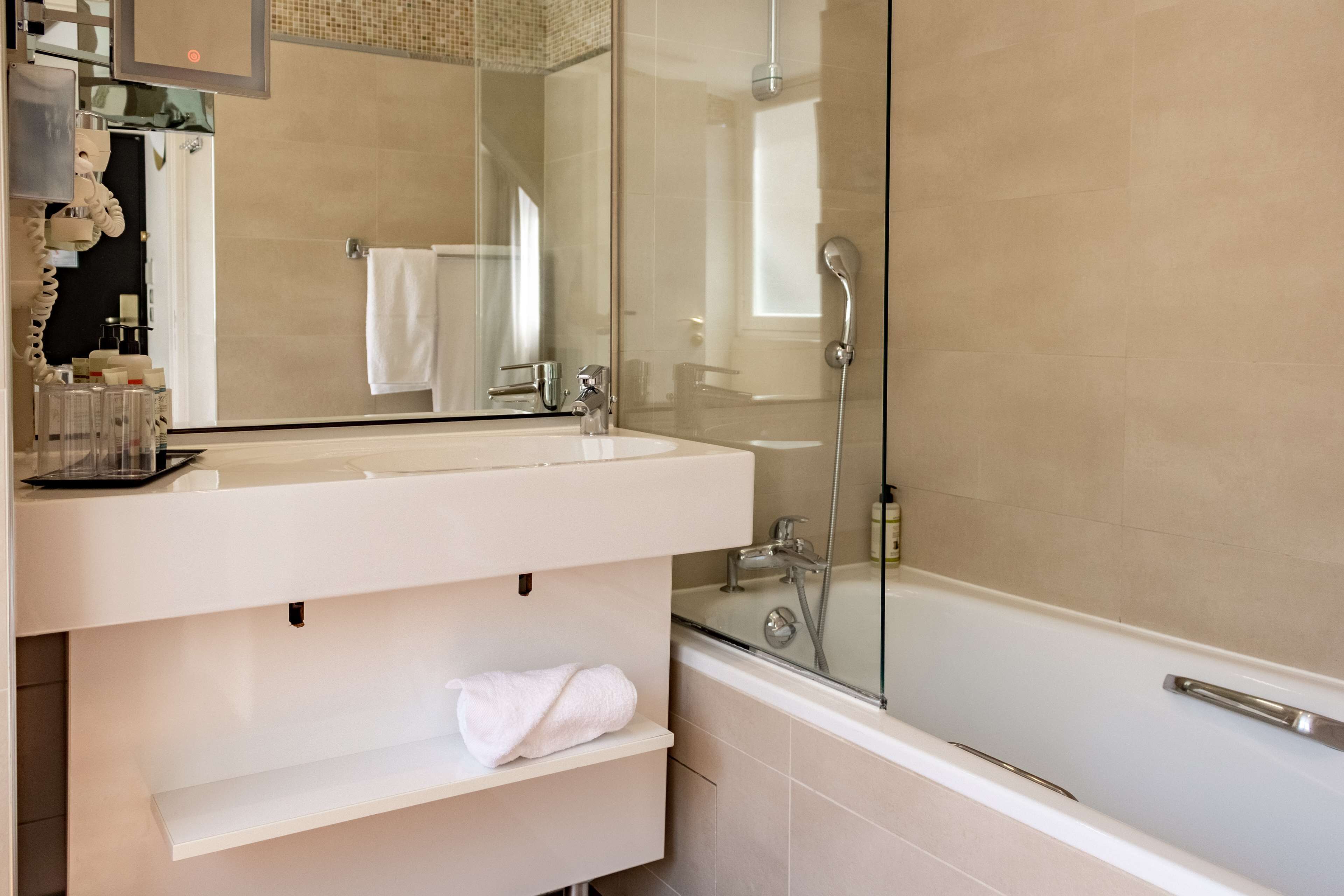 deluxe room, multiple beds, non smoking (larger room) | bathroom | free toiletries, hair dryer, towels