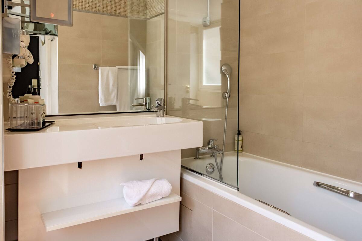 deluxe room, multiple beds, non smoking (larger room) | bathroom | free toiletries, hair dryer, towels