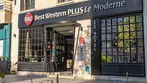 A hotel entrance with a sign for Best Western PLUS Le Moderne.