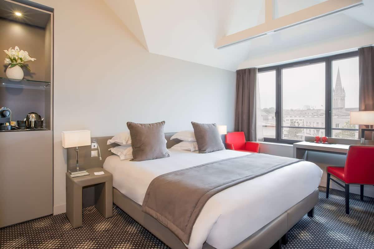 Executive Room, 1 Queen Bed, Non Smoking | Premium bedding, minibar, in-room safe, individually decorated