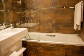 Habitación superior, 1 cama King size, para no fumadores | Baño | Amenidades de baño gratuitas, secadora de cabello, toallas 