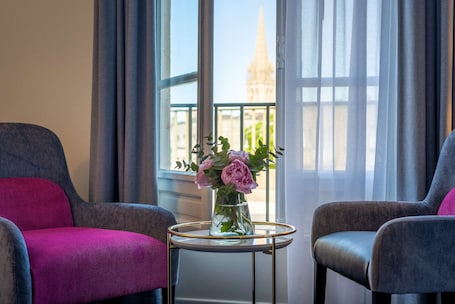Deluxe Room, 1 King Bed, Non Smoking (Larger Room) | Premium bedding, minibar, in-room safe, individually decorated