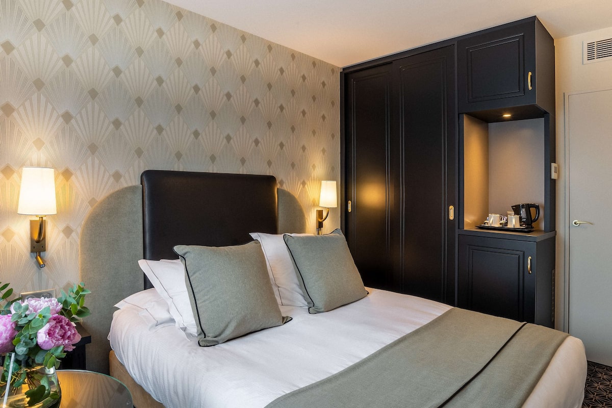 comfort room, 1 queen bed, non smoking | premium bedding, minibar, in-room safe, individually decorated