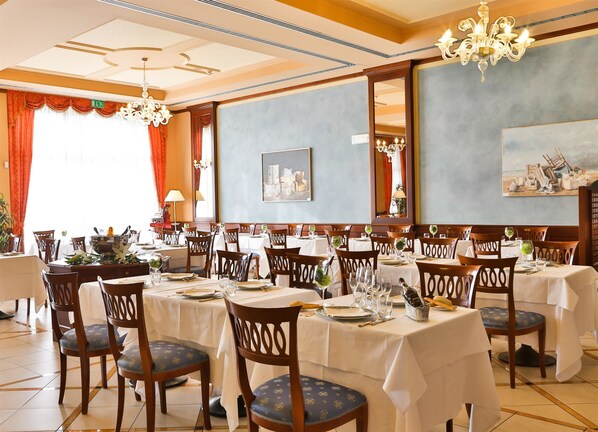 Breakfast and dinner served, Italian cuisine