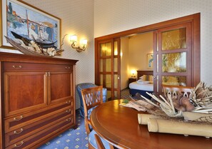Suite, 1 très grand lit | Salle de séjour | Télévision LCD de 32 pouces avec chaînes par satellite, télévision