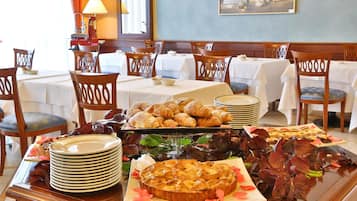 Petit déjeuner buffet (8 EUR par personne)