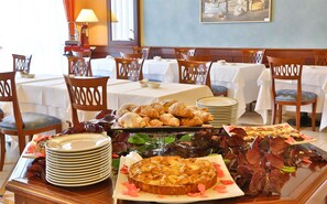 Colazione a buffet, servita tutte le mattine (8 EUR a persona) 