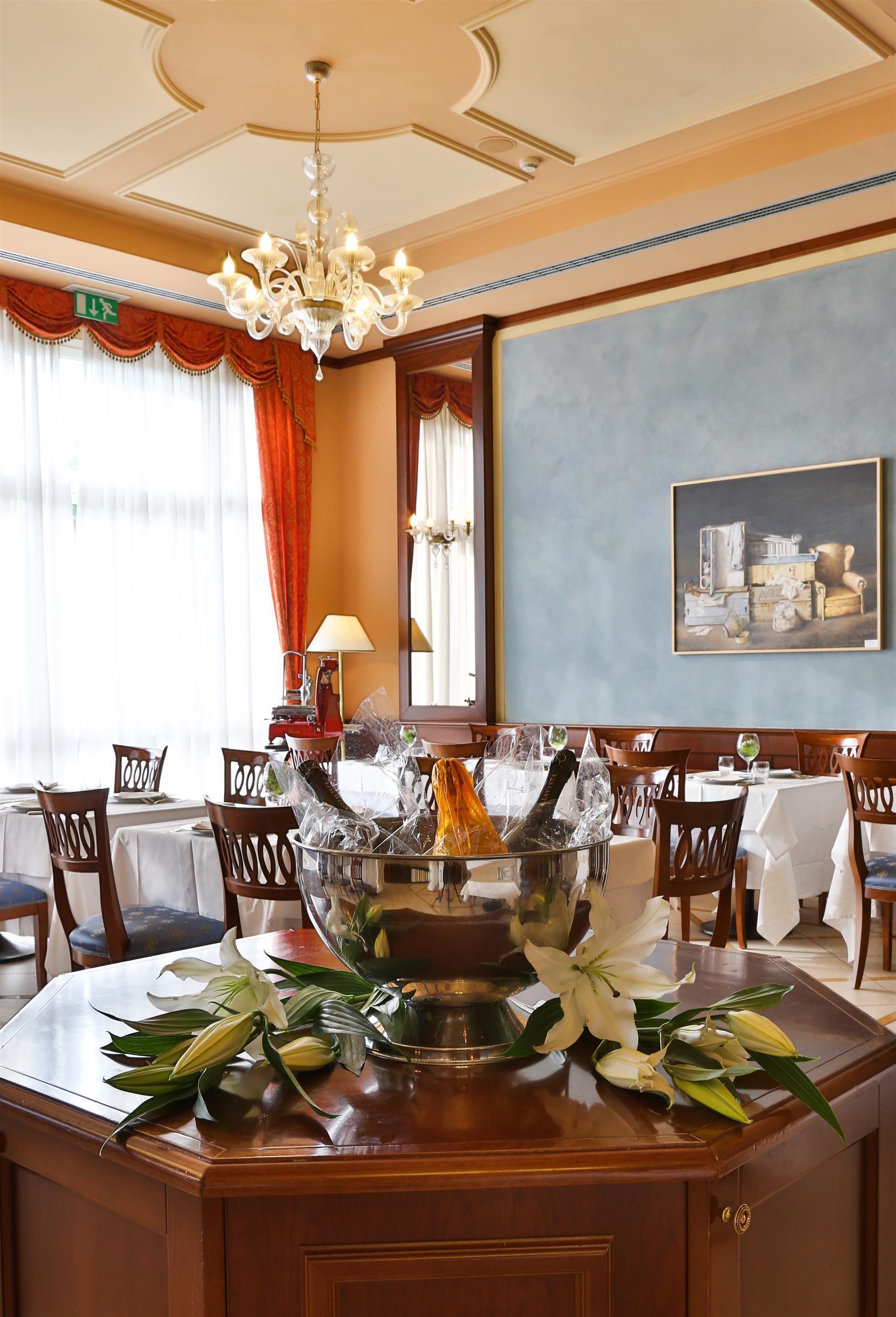 Breakfast and dinner served, Italian cuisine