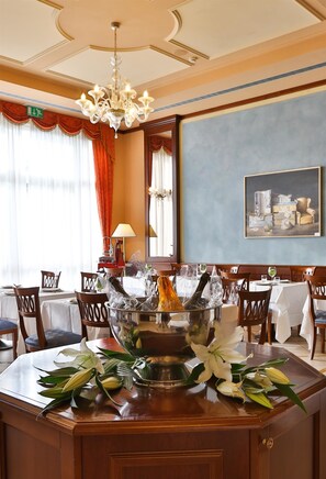 Petit déjeuner et dîner servis sur place, spécialités Cuisine italienne