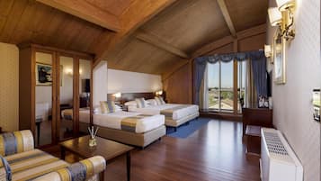 Copriletto in piuma, minibar, una cassaforte in camera, una scrivania