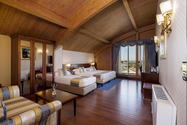 Daunenbettdecken, Minibar, Zimmersafe, Schreibtisch