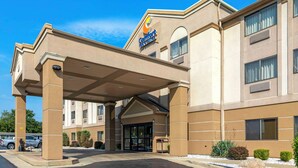 A Comfort Suites hotel with a covered entrance, multiple floors, and a parking lot. - Comfort Inn & Suites Jackson North (Jackson)