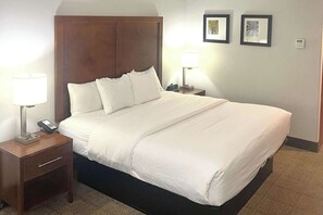 Escritorio, espacio para trabajar con un portátil, cortinas opacas