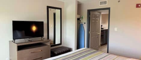 Suite, 1 kamar tidur, Bebas Asap Rokok | 1 kamar tidur, seprai premium, meja kerja, dan tirai kedap cahaya