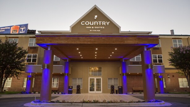 Edificio del Country Inn & Suites con un ingresso ben visibile, un'area esterna coperta e un cartello che indica il nome e il marchio.