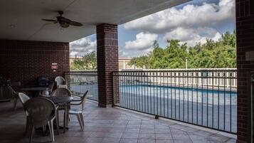 AuĂenpool, geöffnet von 06:00 Uhr bis 22:00 Uhr, LiegestĂŒhle